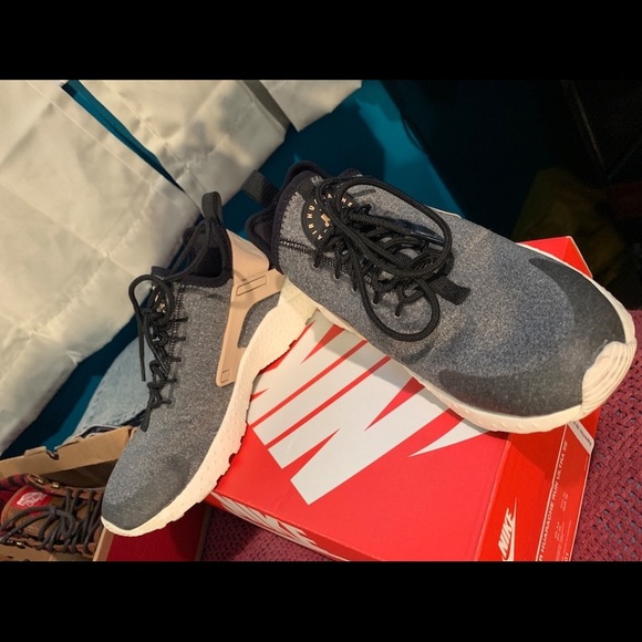 Huarache Run tra SE Women size 7 - Picture 4 of 5